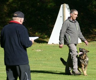 Vor den Augen von Leistungsrichter Harald Wolf absolviert Axel Wagner mit seinem Schäferhund die Begleithundeprüfung. Am Ende durfte sich der Oederaner über die Einschätzung "sehr gut" freuen. 