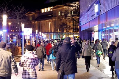 Gegen 18.30 Uhr hatten sich im Bereich Neumarkt 150 bis 200 Personen versammelt. Sie ignorierten Ansprachen der Polizei und setzten sich über die Straße der Nationen in Bewegung. In der Folge wuchs die Personenzahl deutlich an. Gegen 20 Uhr löste sich die Demonstration auf. 