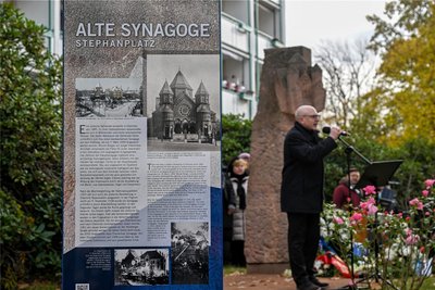 Oberbürgermeister Sven Schulze bei seiner Rede am Standort der ehemaligen Synagoge. Daneben die neue Stele als Erinnerung an das alte Gotteshaus.