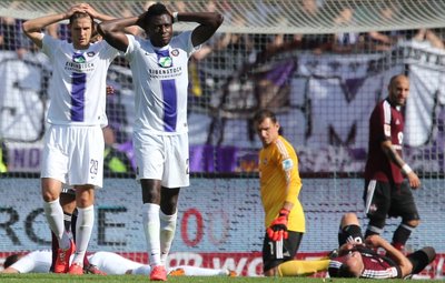 Stipe Vukur (l.) und Solomon Okoronkwo können es nicht fassen, dass der am Boden liegende Michael Fink die Torchance zum Ausgleich verpasste. 