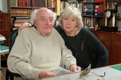 Schriftsteller Stefan Heym 1998 in seinem Berliner Haus mit Ehefrau Inge. Im Hintergrund ist ein Teil der Arbeitsbibliothek zu sehen. 