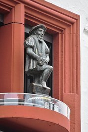 Weil ein Motor des Figürlichen Glockenspiels im Alten Rathaus defekt ist, können die Figuren derzeit nicht herausfahren. 