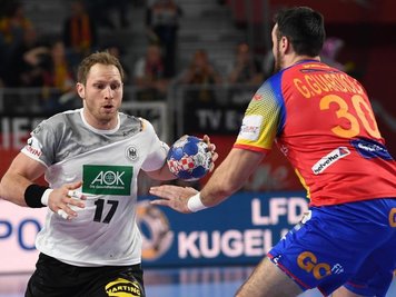 Deutschlands Steffen Weinhold (l) versucht am Spanier Gedeon Guardiola vorbeizukommen.