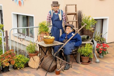 Puppen als Hingucker bei Ortsjubiläen - wie hier in Marienberg - haben Tradition. Auch wenn Neuwürschnitz feiert, sollen die Vorgärten geschmückt und Puppen aufgestellt werden. 
