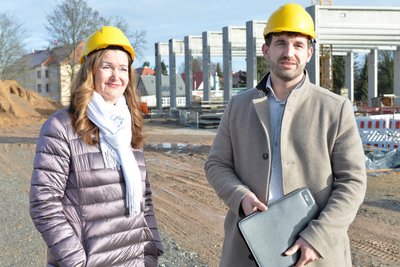Heike Krenkel und Florian Jährling vom Sächsischen Immobilien- und Baumanagement auf der Baustelle des Zentrale Sächsische Bohrkernarchivs an der Lessingstraße in Freiberg.