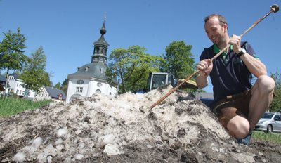 Der letzte Schnee des Winters hat im erzgebirgischen Carlsfeld tatsächlich bis jetzt überdauert.