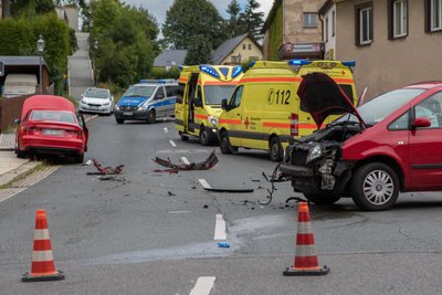 Bei einem Unfall auf der B173 in Oederan sind am Sonntagmittag fünf Personen verletzt worden.