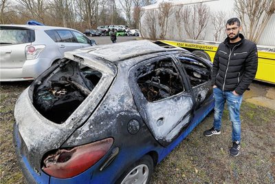 Der 23-jährige Mann aus Bulgarien mit dem komplett ausgebrannten Peugeot. 