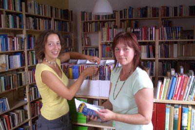 Kerstin Miersch (rechts) und Kati Reinhard 2011 in der Obergrunaer Bücherei.