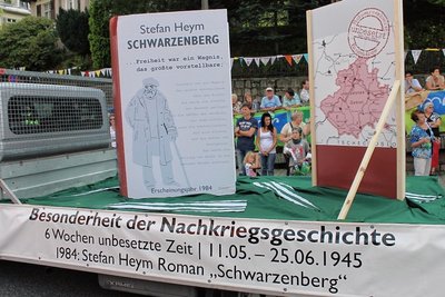 Motivwagen zu Stefan Heym und seinem Roman "Schwarzenberg" im Festumzug beim Tag der Sachsen 2013 in Schwarzenberg.