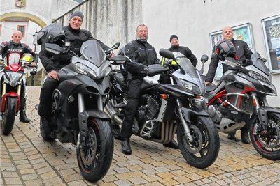 Maik Piehler, Alexander Seitz, Andreas Rödel, Michael Finsterbusch und Jan Richtsteiger (von links) von den Bikerfreunden Erzgebirge sind am Ostersamstag erstmals wieder durch die Region getourt. Einen kurzen Zwischenstopp legten sie am Schloss Schwarzenberg ein. 