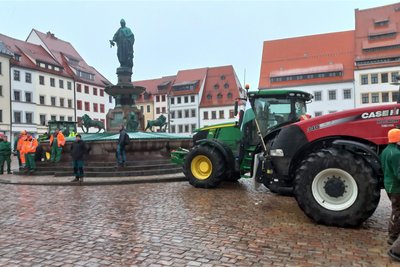 Stählerne Trennlinie: Die Traktoren auf dem Obermarkt in Freiberg bildeten die Grenze zwischen zwei Kundgebungen.