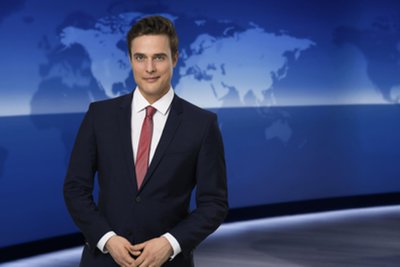 So kennen ihn Millionen Fernseh-Zuschauer: Constantin Schreiber steht im Studio der „Tagesschau“. Als Sprecher hat er bei diesem Nachrichten-Flaggschiff der ARD aber im Mai aufgehört.