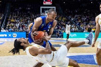 Im Mai und Juni 2024 lieferten sich Alba Berlin und die Niners Chemnitz packende Duelle in den Playoffs. Hier kämpfen Louis Olinde und Kevin Yebo um den Ball. Olinde ist in diesem Sommer von Berlin nach Manresa gewechselt, Yebo ist seit März 2025 zurück in Chemnitz und hier der Unterschiedsspieler.
