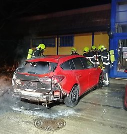 An der Zwickauer Straße griff das Feuer von einer Mülltonne auf ein Auto über. 