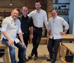 Ein Bild von den Dreharbeiten im Tannenhaus Schöneck: TV-Koch Mike Süsser, Serviceleiter Roman Müller, Geschäftsführer Tobias Werner und Küchenchef René Eibisch. 