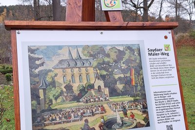 Das Gemälde „Fest im Schlosspark“ steht jetzt als Reproduktion vor Schloss Purschenstein in Neuhausen.