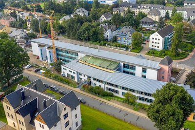 Derzeit wird am Olbernhauer Gymnasium das Glasdach des Verbindungsbaus erneuert. Es ist eines der größten Projekte in Regie des Erzgebirgskreises in kreiseigenen Schulen.