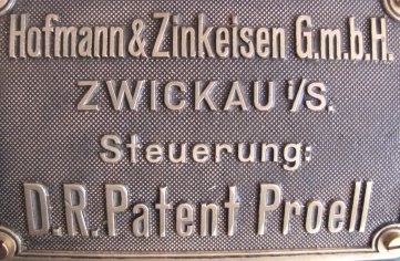 Das Typenschild der Dampfmaschine von Hofmann & Zinkeisen.
