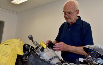 Ganz in seinem Element: Meister Stefan Meißner bei der Reparatur eines Hochdruckreinigers. 