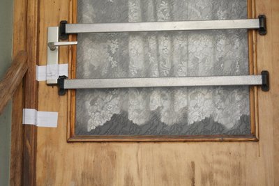 Hinter dieser unscheinbaren Tür empfingen in Geringswalde Frauen ihre Freier. Mutmaßlich handelt es sich hier um Zwangsprostitution.