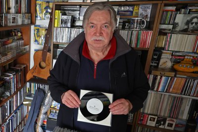 Edmund Thielow in seinem Glauchauer Beat- Archiv.