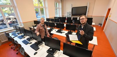 Das Computerkabinett mit 28 Schülerplätzen ist seit wenigen Wochen im Gebäudeteil 3 für den Unterricht verfügbar. Dana Mai und Stefan Pechfelder vom Landratsamt inspizieren die Technik. 