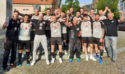 Zwickauer Jubel in Weinböhla: Auch die abschließende Niederlage trübte die Freude über Platz 1 kaum. 
