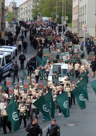 Mit einheitlicher Parteikleidung und Fahnen zogen Rechtsextremisten 2019 durch Plauen - die Bilder erinnerten an SA-Aufmärsche im Dritten Reich.