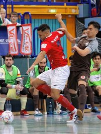 Doppeltorschützen unter sich: Paulo Garibaldi (l. im Zweikampf mit Mohammad Mozafari) tat sich wie das gesamte Team von HOT 05 am Samstag zunächst schwer.