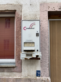 Der Kondom-Automaten an der Kirchstraße in Mittweida setzt langsam Rost an.