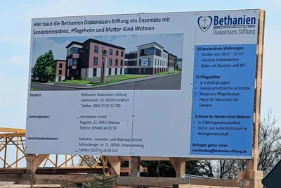 Die Bautafel vermittelt einen Eindruck von dem, was zwischen Schwarzbacher Weg und B 101 alles entstehen soll. Die Stiftung rechnet mit Gesamtkosten von rund 20 Millionen Euro. 