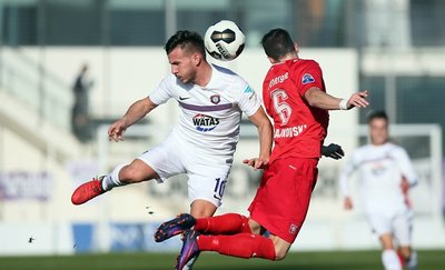 Im Zweikampf: Simon Skarlatidis (Aue, links) und Dejan Trajkovski (Enschede).