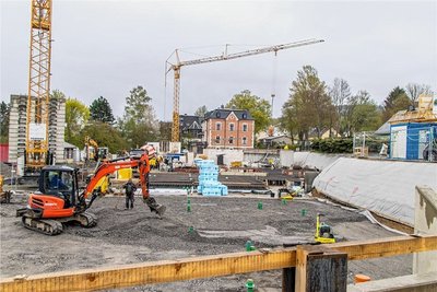 Auf der Baustelle herrscht bereits Hochbetrieb. Schon jetzt profitieren einheimische Unternehmen von dem Projekt. 