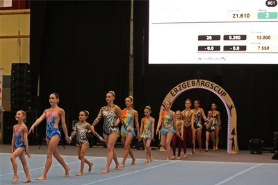 Eine Riege marschiert beim Erzgebirgscup der Sportakrobaten ein. Im Hintergrund die große Leinwand, die für WM-Flair sorgte.