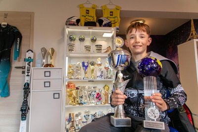 Nachdem die Pokale nicht mehr auf die Abstellflächen in Tim Sander Heinzes Zimmer passten, bekam er eine Vitrine für seine Trophäen. Oben auf der Vitrine liegen die beiden Helme für Riesenslalom und Slalom.