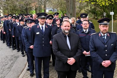 Mehr als 150 Feuerwehrleute kamen am Montag zur Beerdigung, vorn Bürgermeister Peter Ahnert.