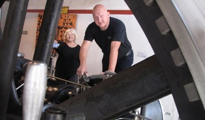 Enrico Korth, der Vereinschef des Roßweiner Dampfmaschinenvereins, ist häufig mit der Ölkanne unterwegs. Vizechefin Karin Winkler assistiert ihm. 