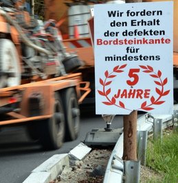 Dem Hickhack um eine defekte Bordsteinkante begegneten Grünhainichener mit Ironie. 