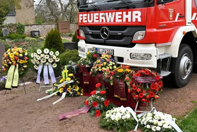 Die Feurenwehren erwiesen Gemeindewehrleiter Jens Neubert auf dem Friedhof in Milkau die letzte Ehre.