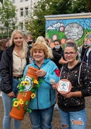 Marit Schulze, Carolin Endmann und Laura Brauer (v. l.) mit der Zeitkapsel voller Wunschzettel.
