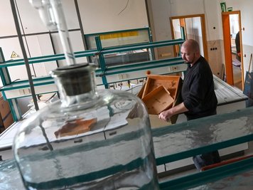 Hausmeister Sven Sachteleben räumt das alte Chemielabor aus. Nächste Woche beginnen im Haus 2 die Abbrucharbeiten.