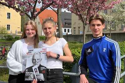 Fabienne Schletzke, Clara Hertzsch und Fabio Liebernickel (v. l.) von der Schülerfirma Namaste Nepal haben die Veranstaltungen im Theater mit Volkmar Herre organisiert.