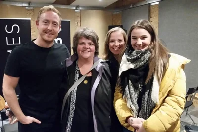 2017 lernten Cordelia Weiß (2. von links) und ihre Tochter Emily (rechts) aus Klingenthal James Kirby im Spanien-Urlaub auf der Insel Menorca kennen. Die Vogtländerin bahnte für den Singer-Songwriter den Weg für viele Auftritte im Vogtland. Das Foto entstand bei einem Studiokonzert von James Kirby in Leeds – mit Cordelia Weiß‘ Schwester Katakin (2. von rechts).