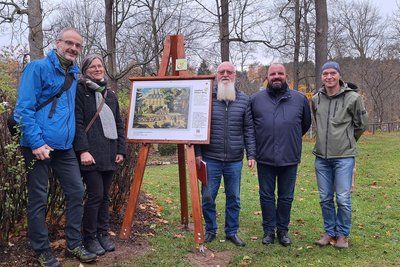 Freude über Erweiterung des Malerwegs Sayda nach Neuhausen: Sponsoren Peter und Ines Kleemann, Michael Hartmann (AG Malerweg), Neuhausens Bürgermeister Andreas Drescher sowie Mirko Beer, stellvertretender Bürgermeister von Sayda (v.l.).