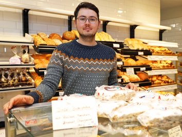 Patrick Meinel hinter der Verkaufstheke im Laden an der Äußeren Plauenschen Straße in Zwickau. 