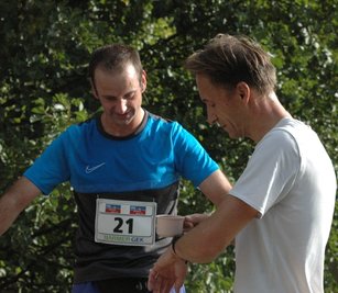 Zeitvergleich: René Schultz aus Großbothen (r.) gewann am Samstagvormittag den Rochlitzer Berglauf über 10 Kilometer. Der Zweite, Patrick Hoffmann aus Pappendorf, war wie der Sieger das erste Mal dabei. 