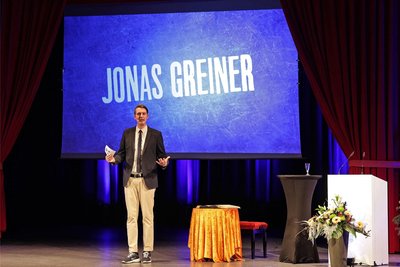 Comedian und Moderator Jonas Greiner war auf Glauchau gut vorbereitet.