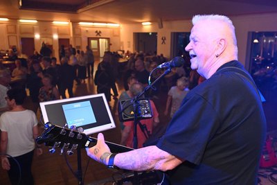 Bei der Oldie-Party in Bad Schlema haben rund 230 Gäste gefeiert – vorn Frank Bauer, Frontmann von „Frank und Freunde“.