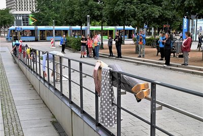 Was man mit einen Gelände machen kann: Die Tänzerinnen und Tänzer ließen die Passanten staunen. Foto: Falk Bernhardt